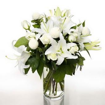  Gümüşhane çiçekçiler  1 dal cazablanca 7 adet beyaz gül vazosu