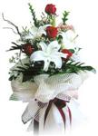  Gümüşhane uluslararası çiçek gönderme  4 kirmizi gül , 1 dalda 3 kandilli kazablanka