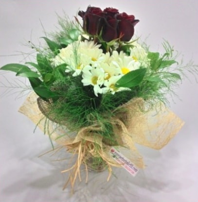5 adet kırmızı gül ve kırızantem buketi  Gümüşhane yurtiçi ve yurtdışı çiçek siparişi 
