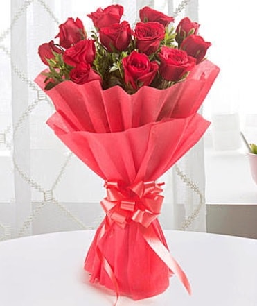 12 adet kırmızı gülden modern buket  Gümüşhane internetten çiçek siparişi 
